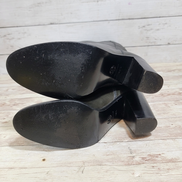 Chanel Leather Mid-Calf Boots From the Fall 2008 Collection by Karl Lagerfeld - Picture 11 of 16